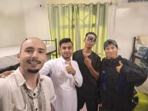 eine Gruppe von vier Personen, die den Daumen hoch zeigen in der Unterkunft international hoste in Muscat