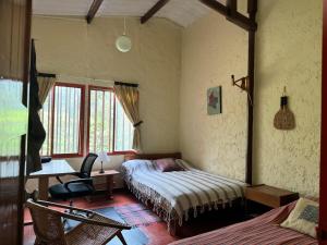 a bedroom with a bed and a desk and a chair at Casa de campo en medio de encantadores jardines in San Francisco