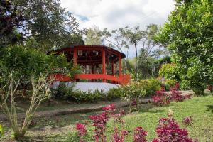a red gazebo in the middle of a garden at Casa de campo en medio de encantadores jardines in San Francisco