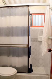 a bathroom with a shower curtain and a toilet at Casa de campo en medio de encantadores jardines in San Francisco