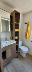 Koupelna v ubytování Bungalow neuf 6 places au calme, proche océan et lac