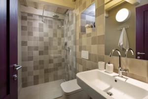 ロヴィニにあるHoliday Home Boの洗面台とトイレ付きのバスルーム +16枚の写真