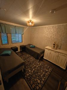 ein Wohnzimmer mit zwei Betten und einer Couch in der Unterkunft Villa Pare in Rovaniemi