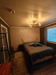 ein Schlafzimmer mit einem Bett und einem Fenster in der Unterkunft Villa Pare in Rovaniemi