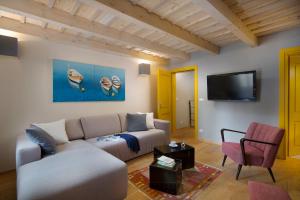 een woonkamer met een bank en een tv bij Holiday Home Bo in Rovinj