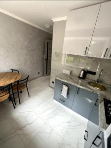 Kuchyň nebo kuchyňský kout v ubytování Apartment Uman