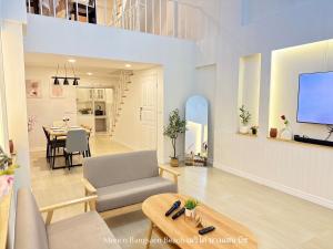 ein Wohnzimmer mit Sofa und Tisch in der Unterkunft เมริโค่ บางแสน บีช Merico Bangsaen Beach in Ban Laem Thaen