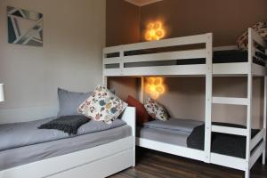 a bedroom with two bunk beds and a couch at ZeitRaum bei Henne in Wiesmoor
