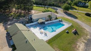 una vista dall'alto di una casa con piscina di Wanee Lake Golf & RV Resort ad Ashburn