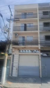 un edificio con due porte del garage sul lato di lindo apartmento 8 km do Gru airport a Guarulhos