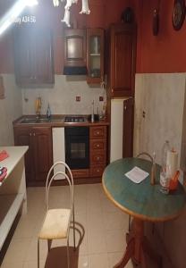 - une cuisine avec une table, une table et des chaises dans l'établissement Villa Salvatores, à Mozzagrogna