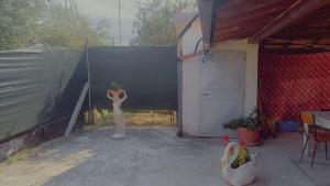 une statue d'une femme tenant une plante dans un garage dans l'établissement Villa Salvatores, à Mozzagrogna