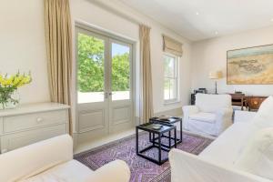 Et opholdsområde på Villa High Court + 32 billeder