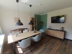 a living room with a table and a couch at ZeitRaum bei Henne in Wiesmoor