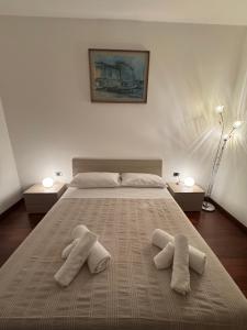 a bedroom with a bed with two towels on it at Sweet charm in Venice in Tessera