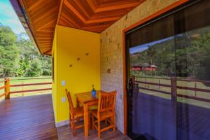En balkon eller terrasse på Casa Raizes da Natureza