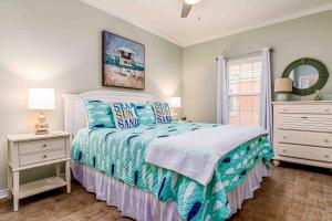 ドーフィン・アイランドにあるDauphin Island Beach Club 106Aの青と白のシーツが敷かれたベッドのある寝室 +25枚の写真