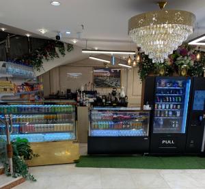 a store with a drink cooler in a store at ضيوف المقام كونكت توصيل للحرم - Diouf Al Maqam Connect Hotel shuttle service to the Haram in Mecca
