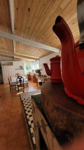 ein Wohnzimmer mit einer roten Spielzeugbanane auf einer Theke in der Unterkunft Suítes da Rua Belica in Tiradentes