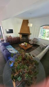 ein Wohnzimmer mit Sofa und Kamin in der Unterkunft Suítes da Rua Belica in Tiradentes
