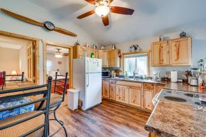 Η κουζίνα ή μικρή κουζίνα στο Hike, Fish and Relax Cabin 4 Mi to Lake Estes!