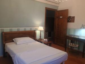 a bedroom with a bed and a table with a lamp at Villa Novi Tuscany in Mortaiolo