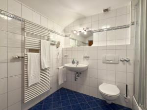Phòng tắm tại Hotel Forsthaus Oberau +87 ảnh