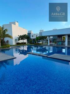 ein großer blauer Swimmingpool vor einem Gebäude in der Unterkunft Casa de la laguna azul in Veracruz