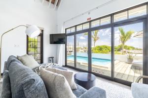 サン・ペドロにあるCasa Fortuna and Pool Club at Mahogany Bayのリビングルーム(ソファ、プール付)