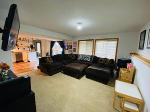 Posezení v ubytování Twin Lakes Waterfront Retreat with Private Dock Fire Pit And Family Friendly Space