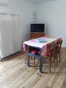 Μια τηλεόραση ή/και κέντρο ψυχαγωγίας στο Auberge à la croisée gîte "La Marne"