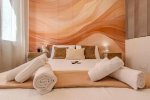 Un dormitorio con una cama grande con toallas. en Campopisano Luxury Retreat, en Génova