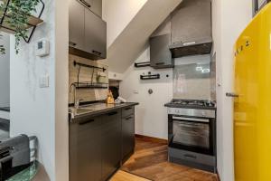 una cocina con fregadero y estufa en Campopisano Luxury Retreat, en Génova 24 fotos más
