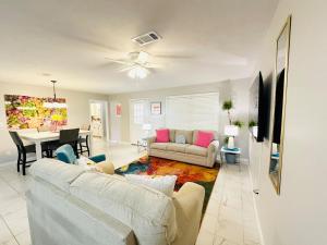 un salon avec un canapé et une salle à manger dans l'établissement Eastgate 3A Pretty in Pink, à Hammond