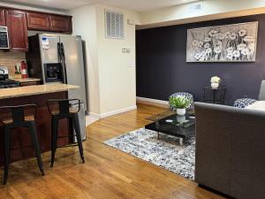 Nhà bếp/bếp nhỏ tại NY-NJ Tennis Suites - Sleeps 40 - 15 Mins to NYC