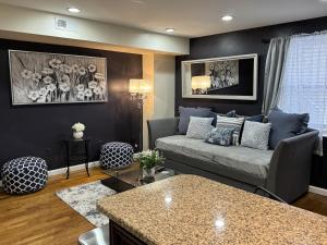 Khu vực ghế ngồi tại NY-NJ Tennis Suites - Sleeps 40 - 15 Mins to NYC