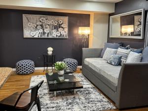 Khu vực ghế ngồi tại NY-NJ Tennis Suites - Sleeps 40 - 15 Mins to NYC