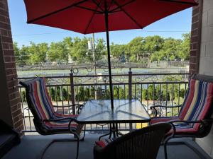 Ban công/sân hiên tại NY-NJ Tennis Suites - Sleeps 40 - 15 Mins to NYC