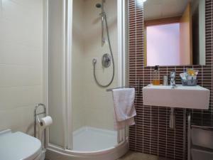 a bathroom with a shower and a sink and a toilet at Apartamentos Amanecer JC1 in Murcia +40 photos