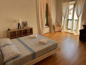 ディアマンテにあるDimora di Diamante Casa vacanzeのベッドとタオル2枚のある寝室