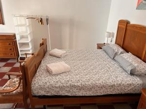 ディアマンテにあるDimora di Diamante Casa vacanzeの枕が2つ置かれたベッドのある寝室