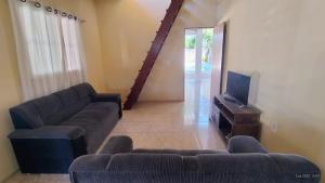 a living room with a couch and a tv at Refugio Kitesurf - ilha do Guajirú in Itarema