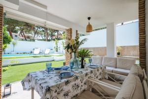 a dining room with a table and a couch at Casa Flandes 67 in Alcalá de Guadaira
