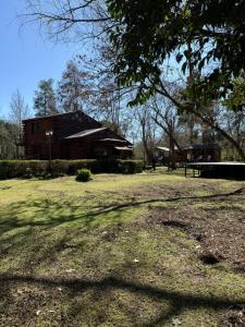 a large yard with a building and a tree at Sweet Home 2 in Tigre