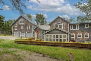 una gran casa de madera con un gran patio en The Rosewood House, en Dover