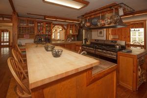 cocina con encimera de madera y fogones en The Rosewood House, en Dover