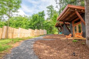 Fotografie z fotogalerie ubytování 1 Mile to Downtown West Jefferson Camping Cabin #5 v destinaci West Jefferson