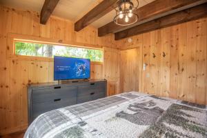 Fotografie z fotogalerie ubytování 1 Mile to Downtown West Jefferson Camping Cabin #5 v destinaci West Jefferson