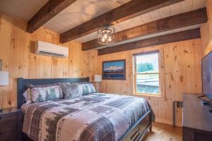 Fotografie z fotogalerie ubytování 1 Mile to Downtown West Jefferson Camping Cabin #5 v destinaci West Jefferson + 6 fotografií