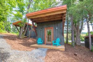 Κήπος έξω από το 1 Mile to Downtown West Jefferson Camping Cabin #6